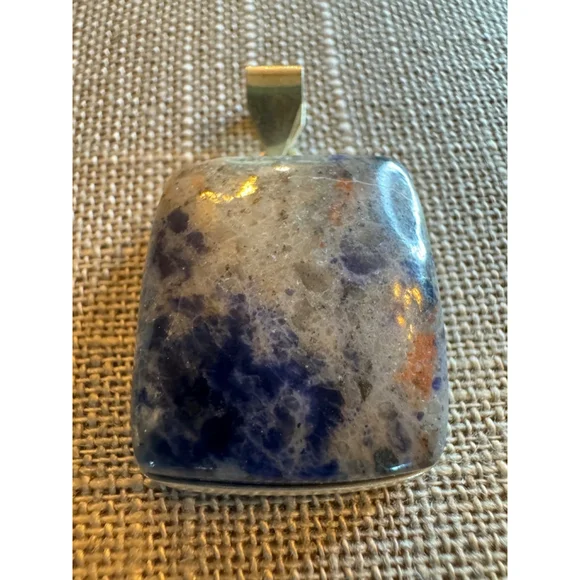 Sodalite square pendant in sterling silver with deep blue color - Picture 3 of 6